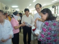 Thăm và tặng quà bệnh nhân BV Bạch Mai