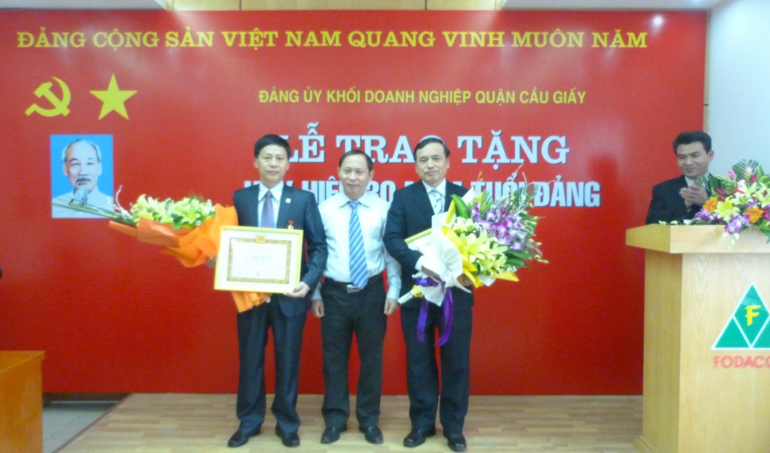 Lễ trao Huy hiệu 30 năm tuổi Đảng cho đồng chí Nguyễn Văn Đông