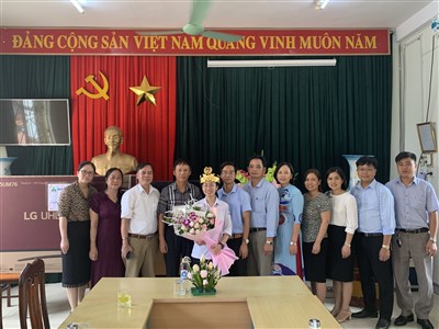 Lễ trao quà và chúc mừng em Nguyễn Thị Thu Hằng, quán quân Đường lên đỉnh OLYMPIA năm 2020 và Nhà trường