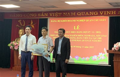 Đồng chí Nguyễn Văn Đông vinh dự được trao tặng Huy hiệu 40 năm tuổi Đảng